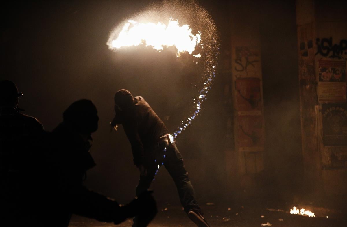 Εξάρχεια: Μολότοφ και επεισόδια τα ξημερώματα – Τραυματίστηκαν 3 αστυνομικοί