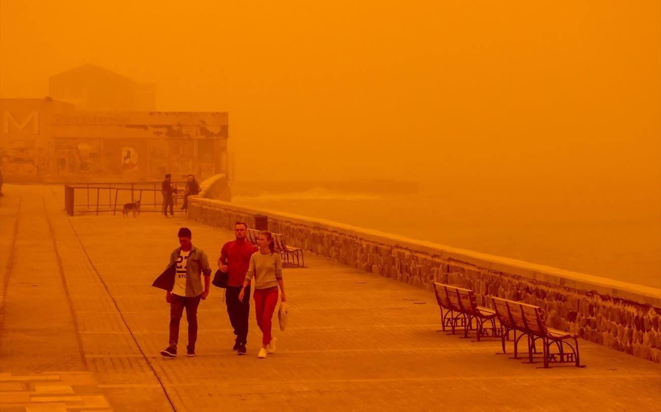 Γιατί η Αθήνα έγινε αρχικά πορτοκαλί και στη συνέχεια κόκκινη από την σκόνη;