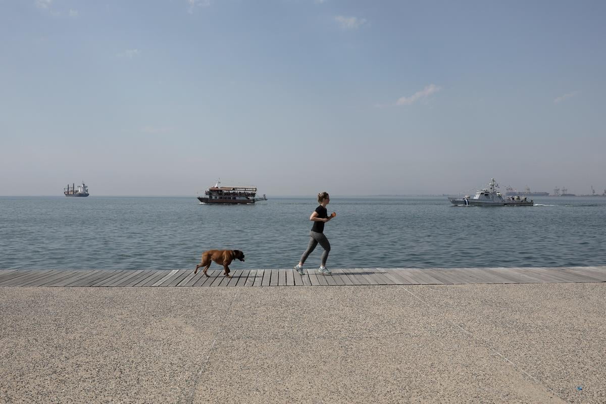 Καιρός: Ηλιοφάνεια με τη θερμοκρασία έως τους 34 βαθμούς – Πού αναμένονται νεφώσεις και τοπικές βροχές