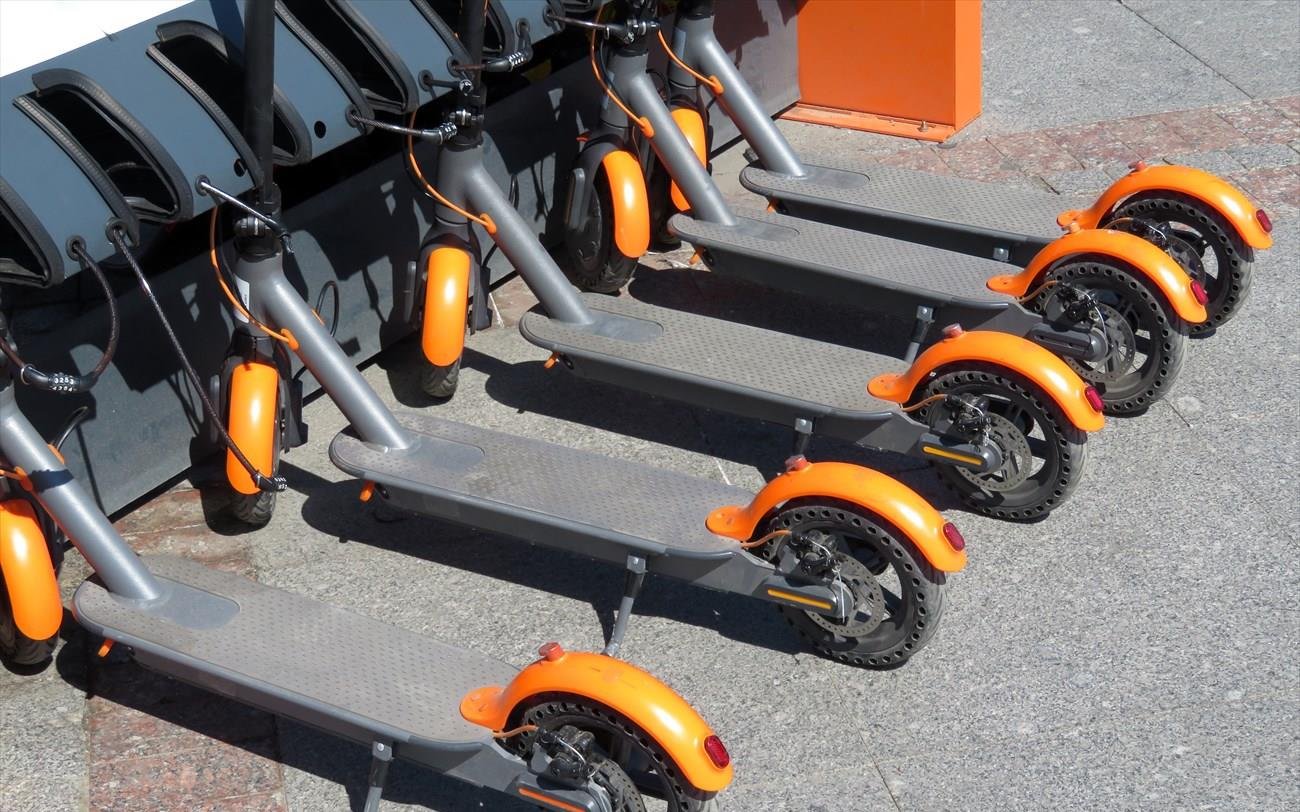 Κόντρα Δούκα -κυβέρνησης για τα ηλεκτρικά πατίνια – Υπουργείο Ανάπτυξης: Άγνοια του δημάρχου για τις αρμοδιότητές του