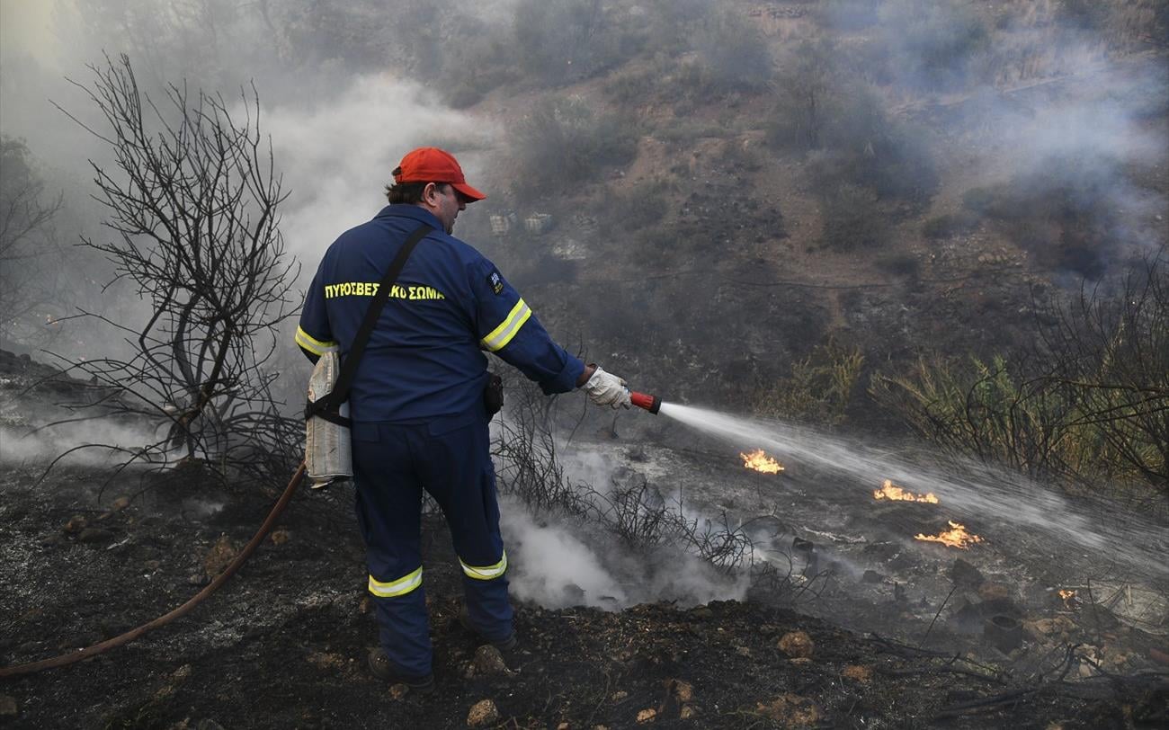 Σαλαμίνα: Υπό έλεγχο η πυρκαγιά – Έρευνα για εμπρησμό
