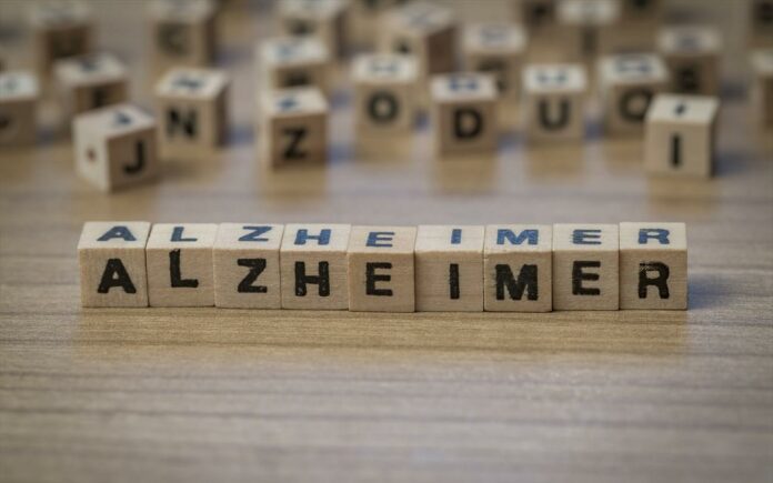 Τα πρώτα σημάδια της νόσου Αλτσχάιμερ μπορεί να εμφανιστούν στα μάτια σας, λέει μελέτη