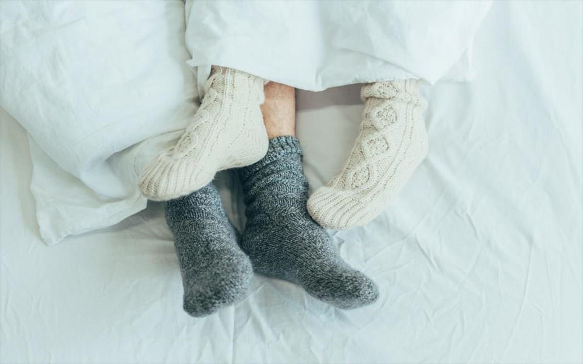 Τελικά πρέπει να κοιμόμαστε με τις κάλτσες;