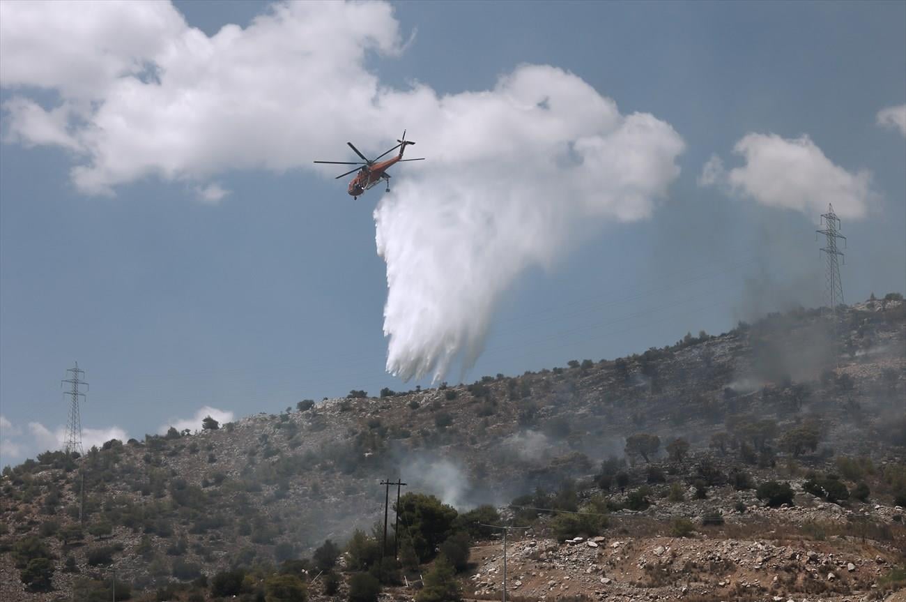 Πυρκαγιά στη Σύρο: Μήνυμα του 112, επιχειρούν και εναέρια μέσα