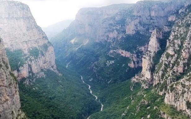 Φαράγγι Βίκου: Χωρίς τις αισθήσεις της ανασύρθηκε η τουρίστρια που έπεσε από μεγάλο ύψος
