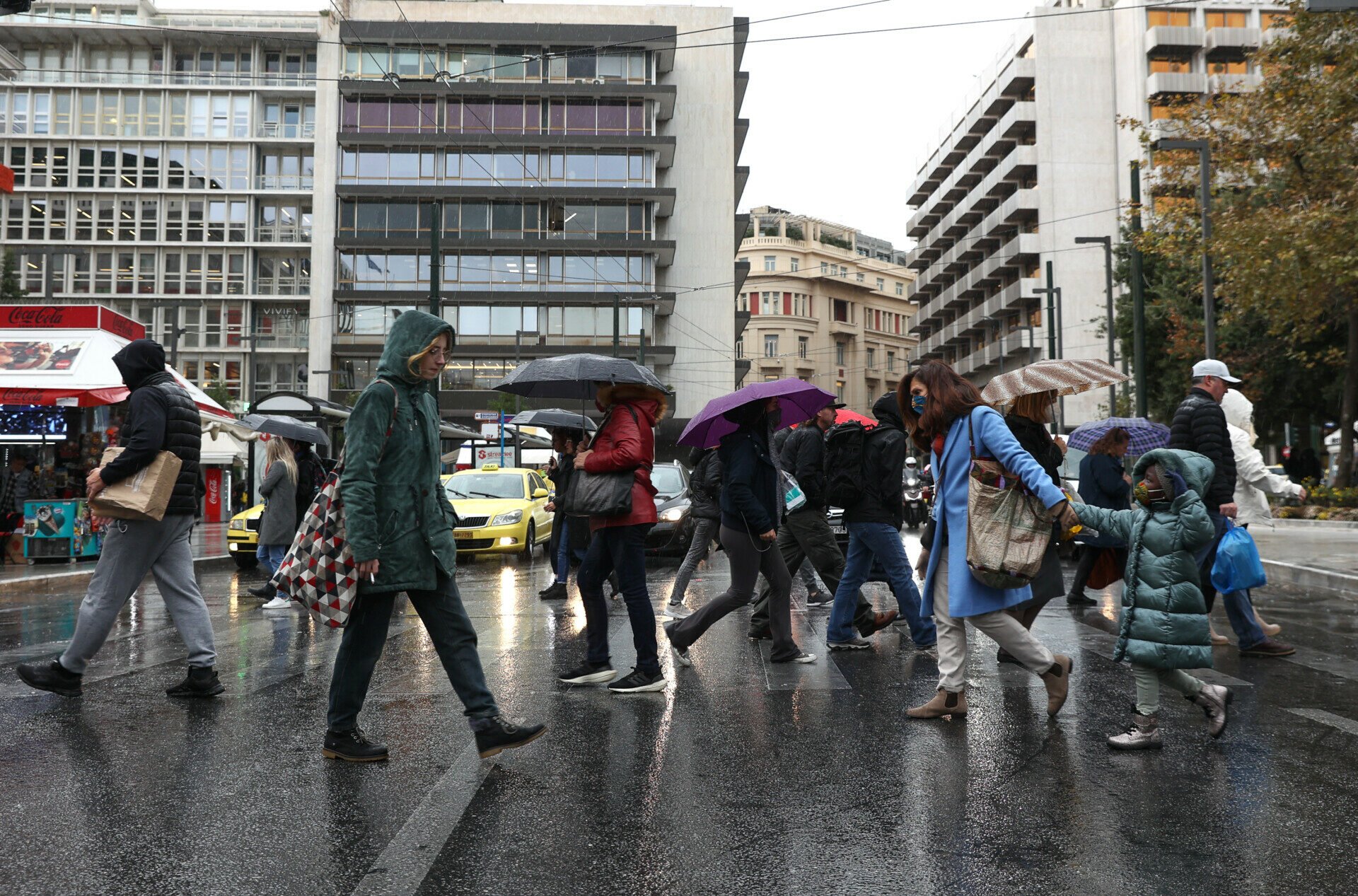 Καιρός: Άνοιξαν οι ουρανοί στην Αττική – Πού αναμένονται ισχυρές βροχοπτώσεις