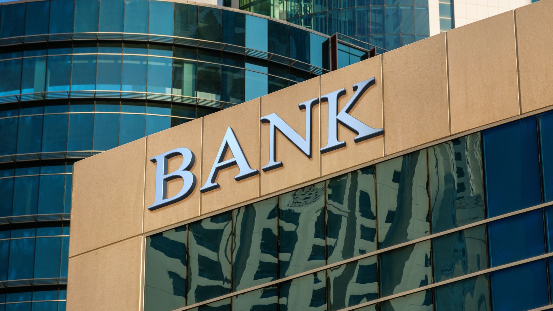 S&P: Αναβάθμιση 4 ελληνικών τραπεζών - Επενδυτική βαθμίδα σε Εθνική και  Eurobank