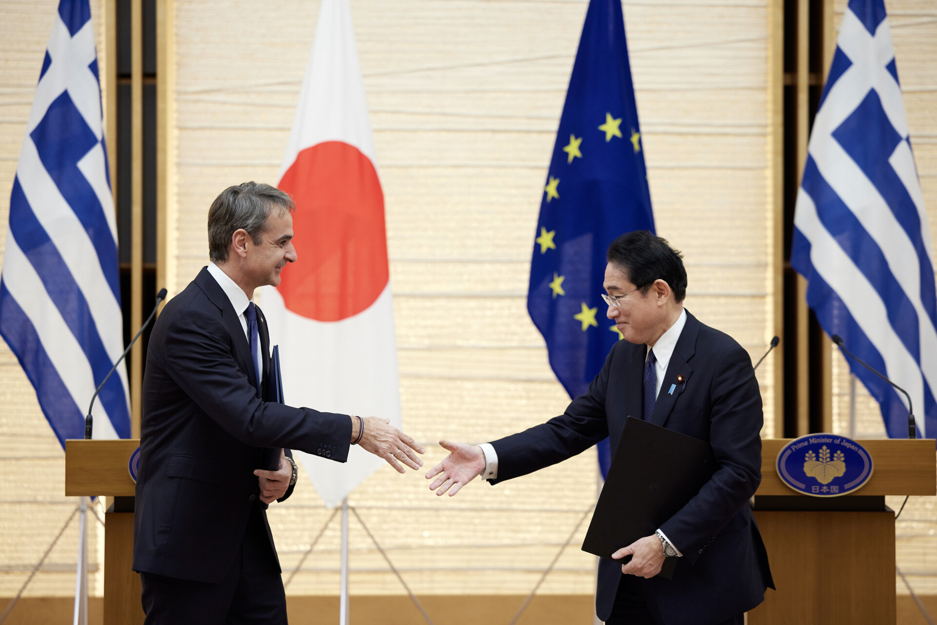 Япония и Украина. Премьер Японии подписал в Киеве. Эрдоган и Мицотакис. Япония и Греция вместе картинки.