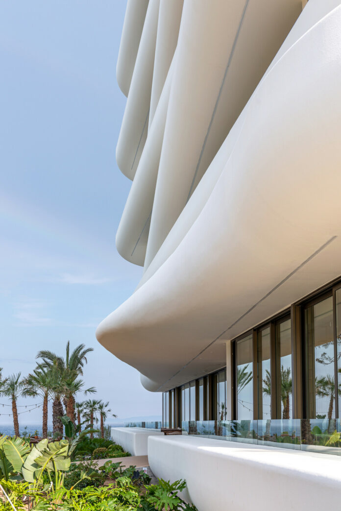 Στο Isla Brown Corinthia και στο αρχιτεκτονικό γραφείο Elastic Architects απονεμήθηκε το χρυσό βραβείο IDA 2022 Architecture/Hotels & Resorts Design
