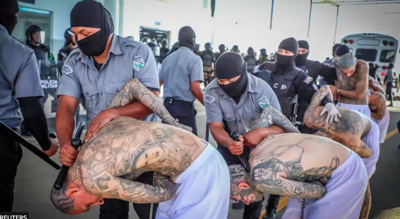 2.000 μέλη συμμοριών με ξυρισμένα κεφάλια, γεμάτοι τατουάζ οδηγούνται στο νέο “κολαστήριο” του Ελ Σαλβαδόρ (βίντεο, φωτογραφίες) 1