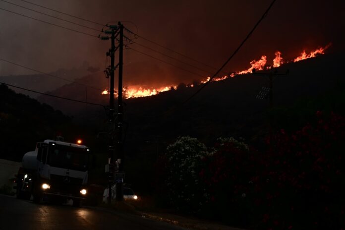Πυρκαγιά στα Δερβενοχώρια: Φόβοι για επέκτασή της στην Πάρνηθα