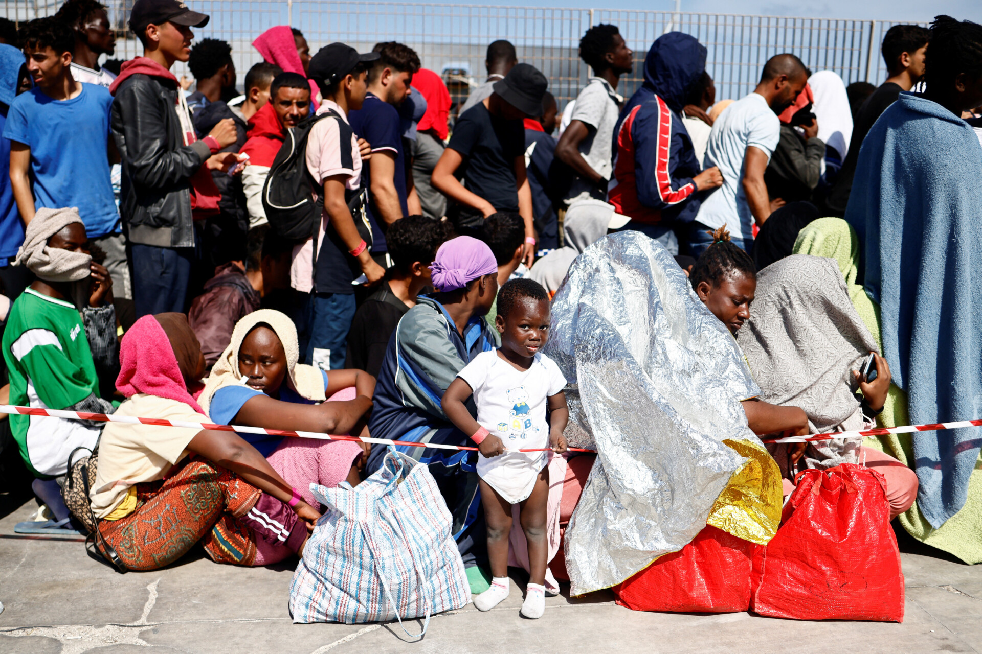 Record di arrivi di profughi e migranti a Lampedusa – Operazione di decongestionamento da parte delle autorità