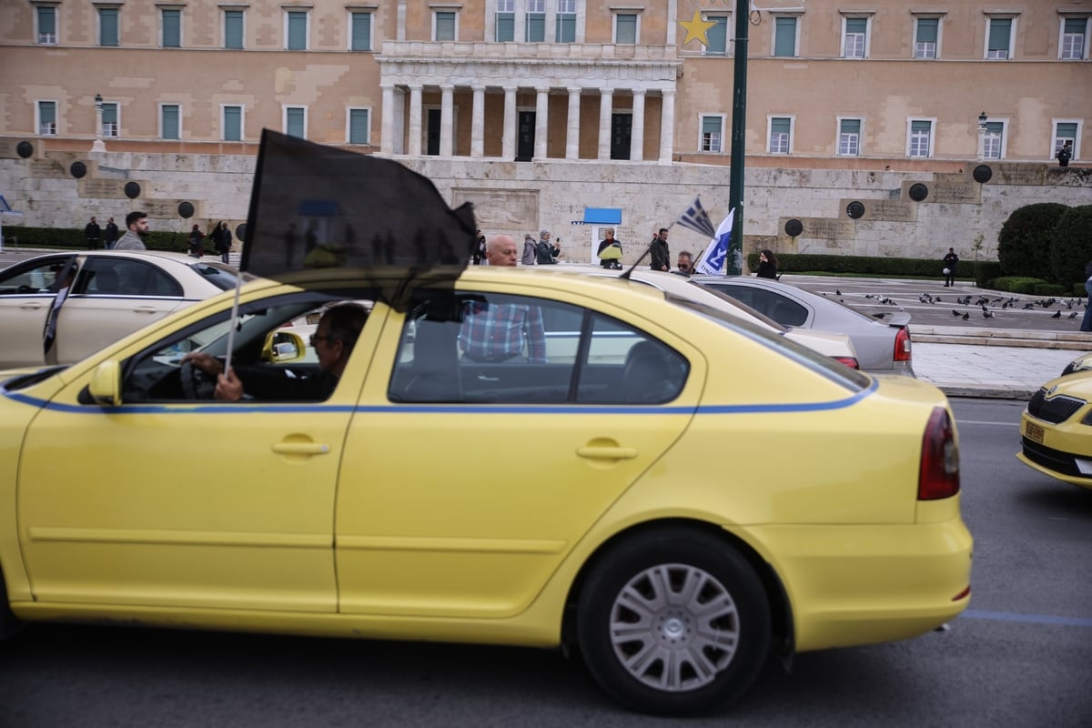 Πορεία εκτός, διαξιφισμοί εντός