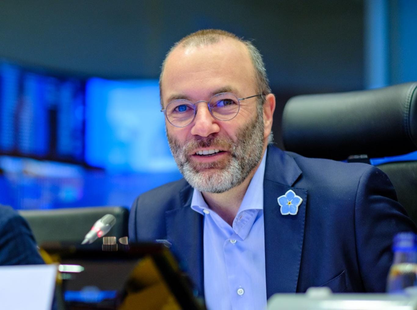 Ο Βαυαρός που ρίχνει τα «τείχη» με την άκρα δεξιά