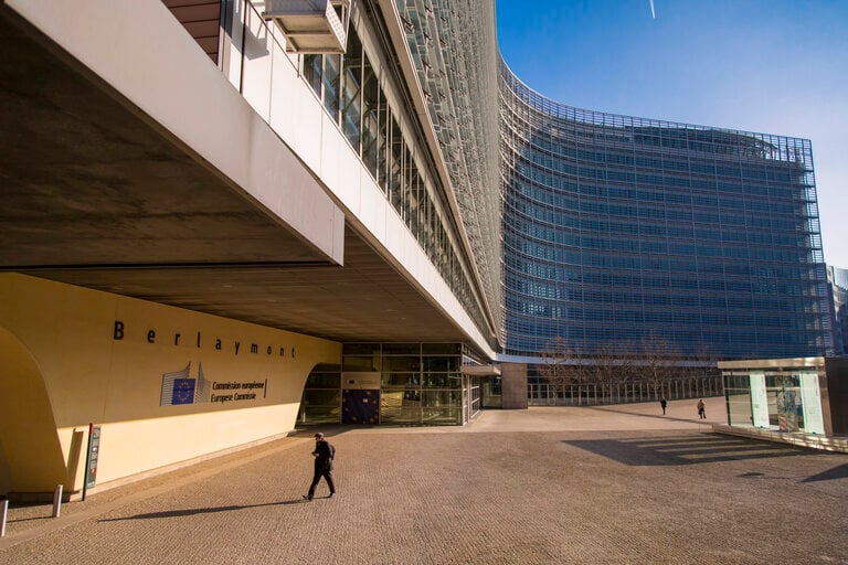 Καύσωνας στην Ευρώπη: Έκλεισαν τα κλιματιστικά στο κτίριο της Κομισιόν για να μην γίνει μπλακ-άουτ