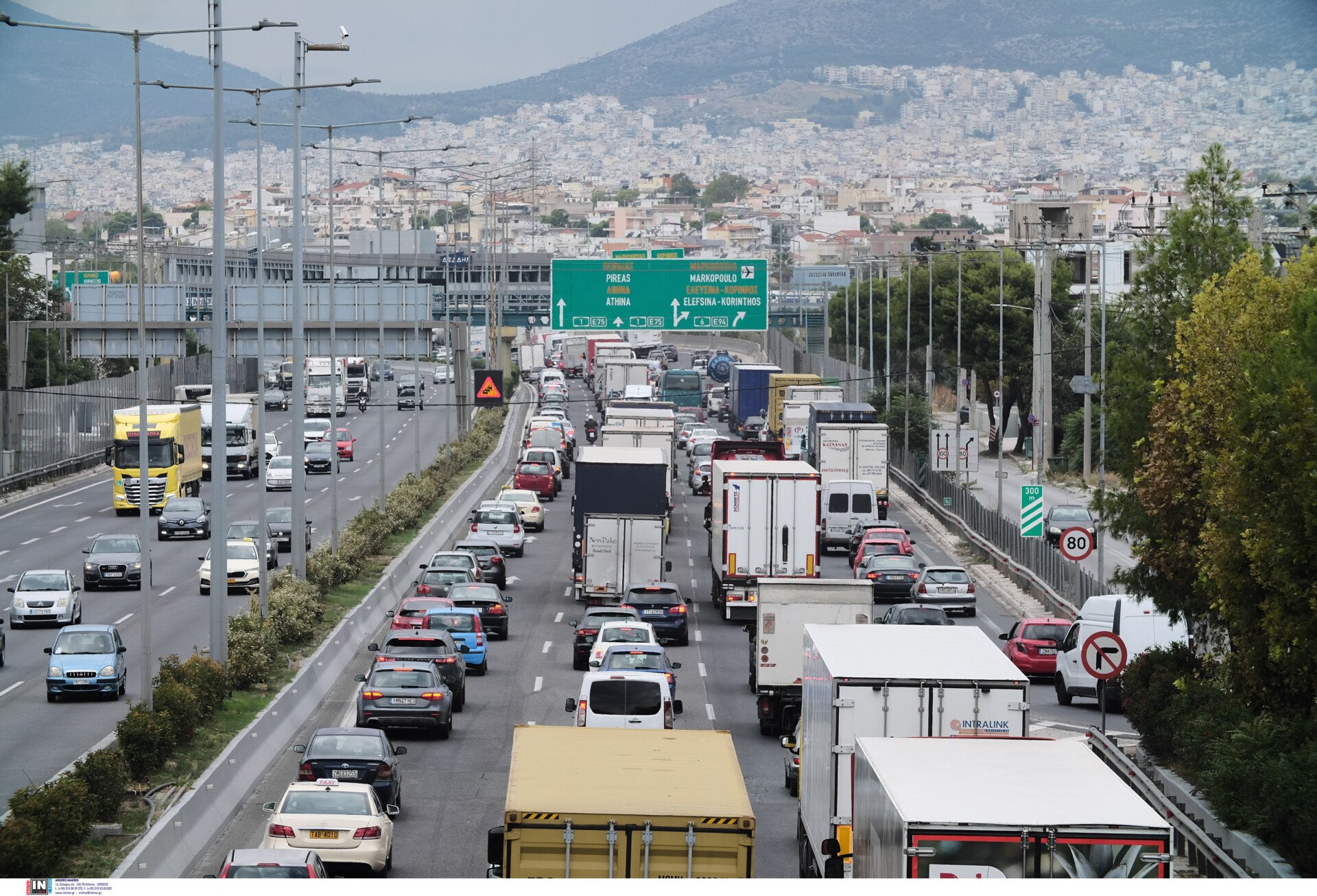 Mișcare pe străzi: Haos de la primele ore în Kifissos – Coliziune cu 3 vehicule în coborâre  
