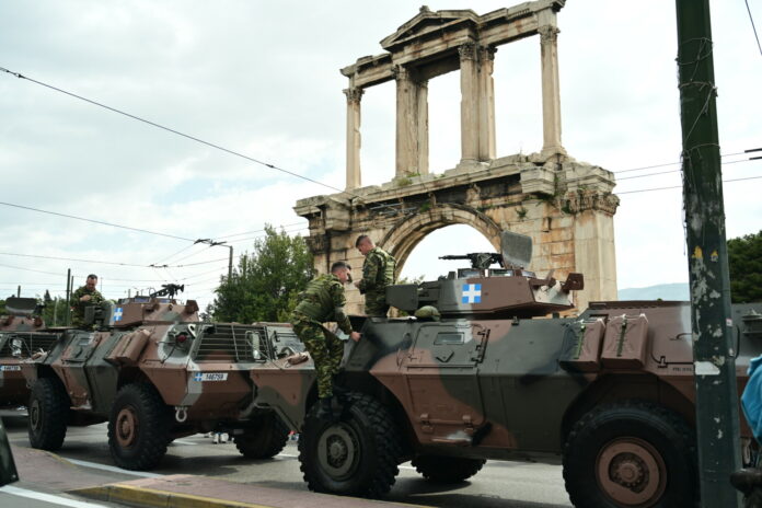25η Μαρτίου: Σε εξέλιξη η μεγάλη στρατιωτική παρέλαση στην Αθήνα -  Φωτογραφίες