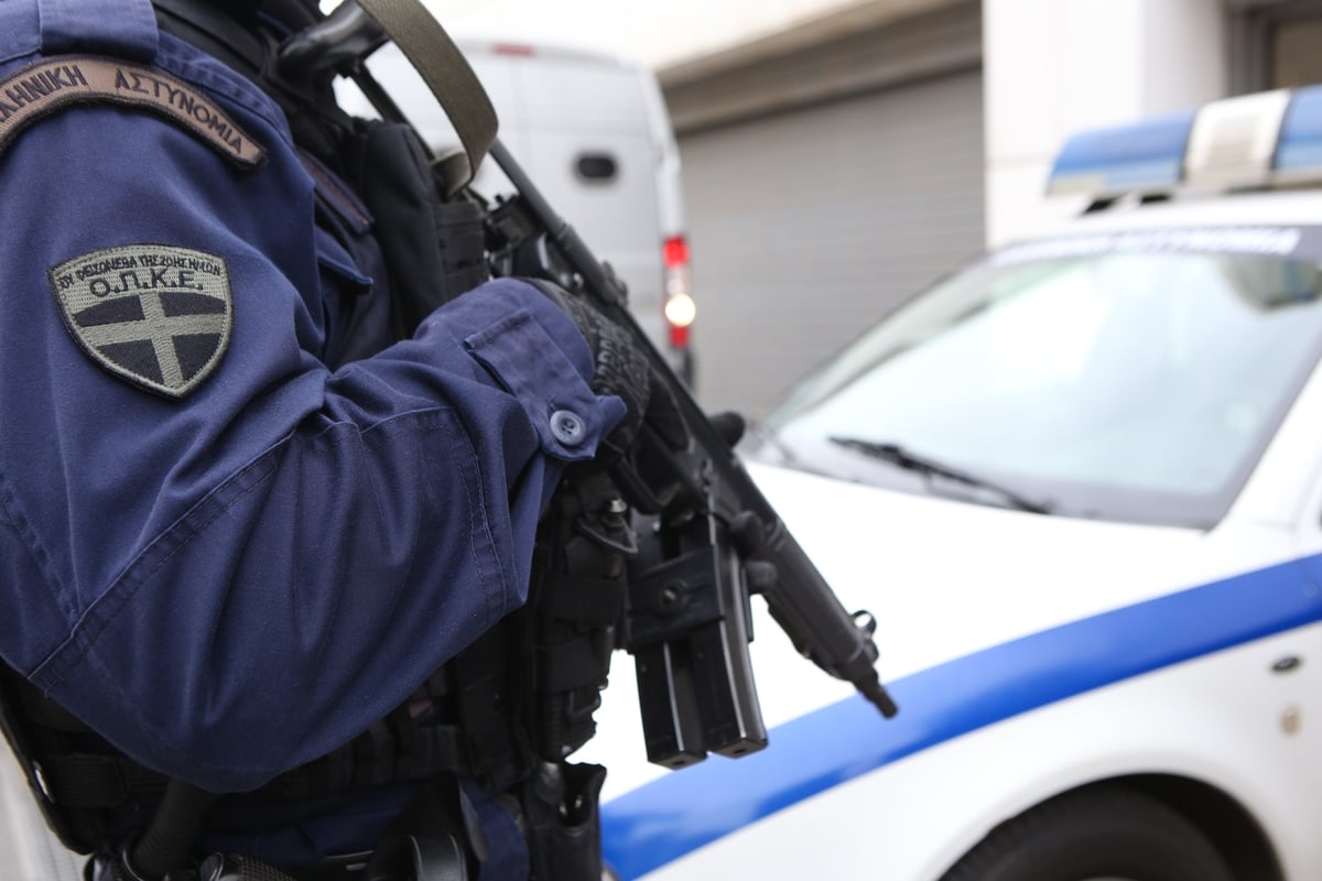 Θεσσαλονίκη: 32χρονος επιτέθηκε σε αστυνομικούς πετώντας του