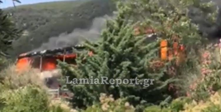Στυλίδα: Στις φλόγες λεωφορείο – Καταστράφηκε ολοσχερώς (βίντεο)