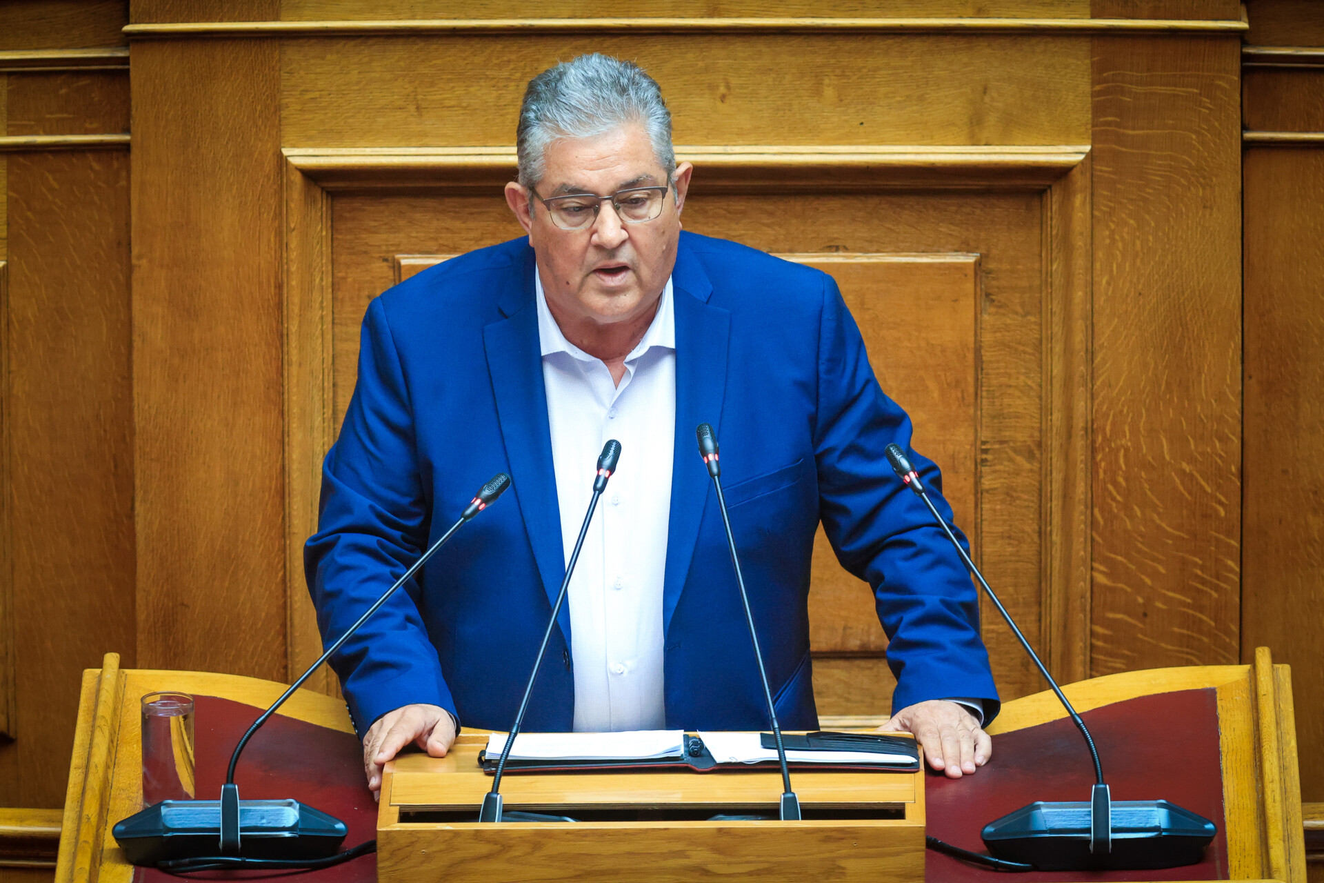 Parlamentul: Trandafiri roșii pentru jurnalistele de la D. Koutsoumpas pentru Ziua Femeii  