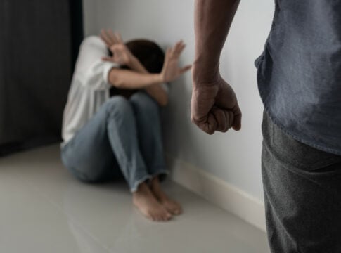 Άνδρας ασκεί βία σε γυναίκα