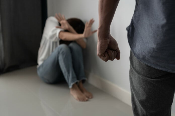 Άνδρας ασκεί βία σε γυναίκα