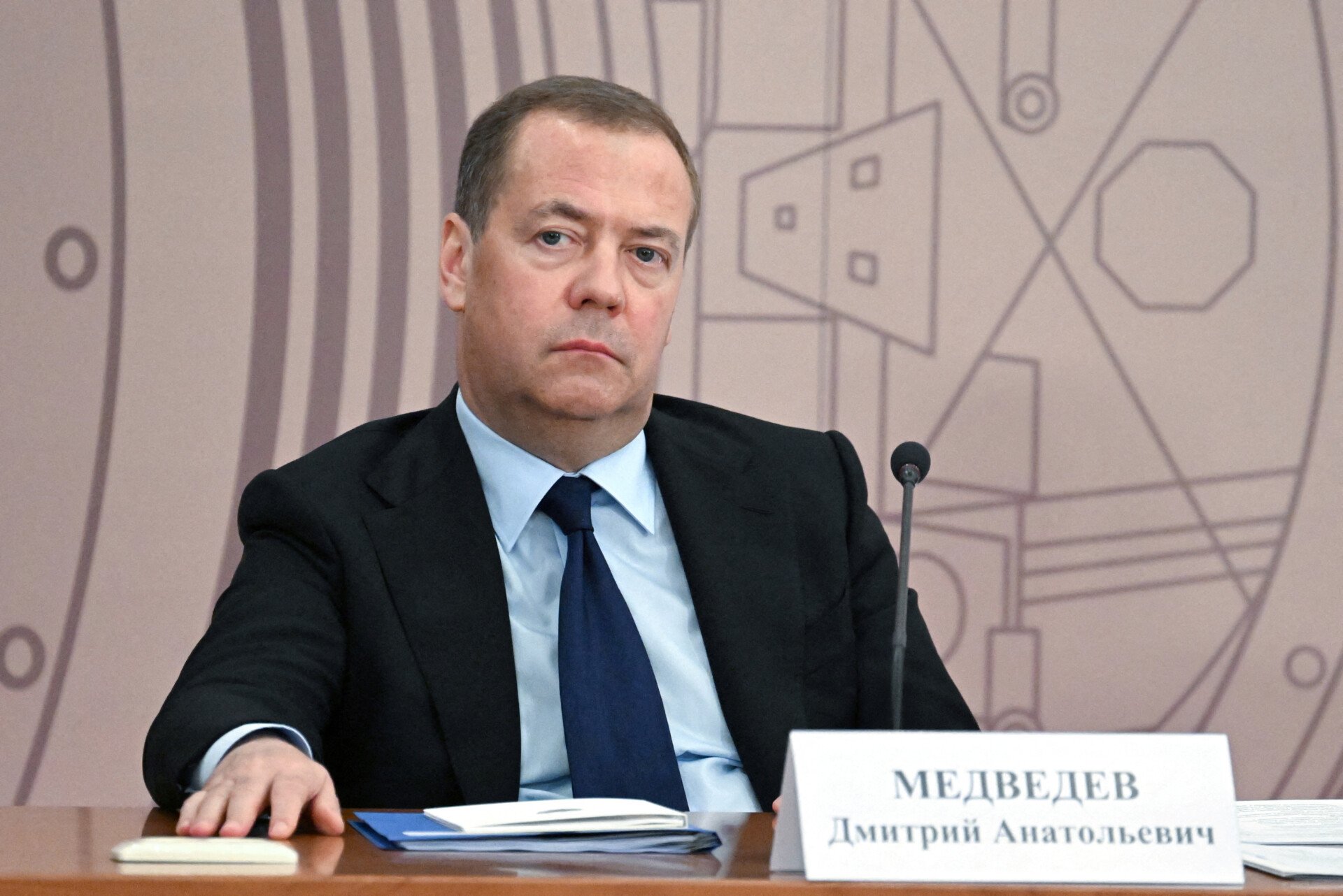Medvedev: Rusia trebuie să provoace o “înfrângere maximă” în Ucraina  
