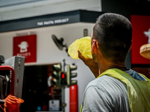 ΕΡΓΑΤΕΣ ΣΤΟΝ ΗΛΙΟ