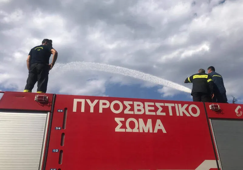 Φωτιά τώρα σε εγκαταλελειμμένο κτίριο στην Αθήνα