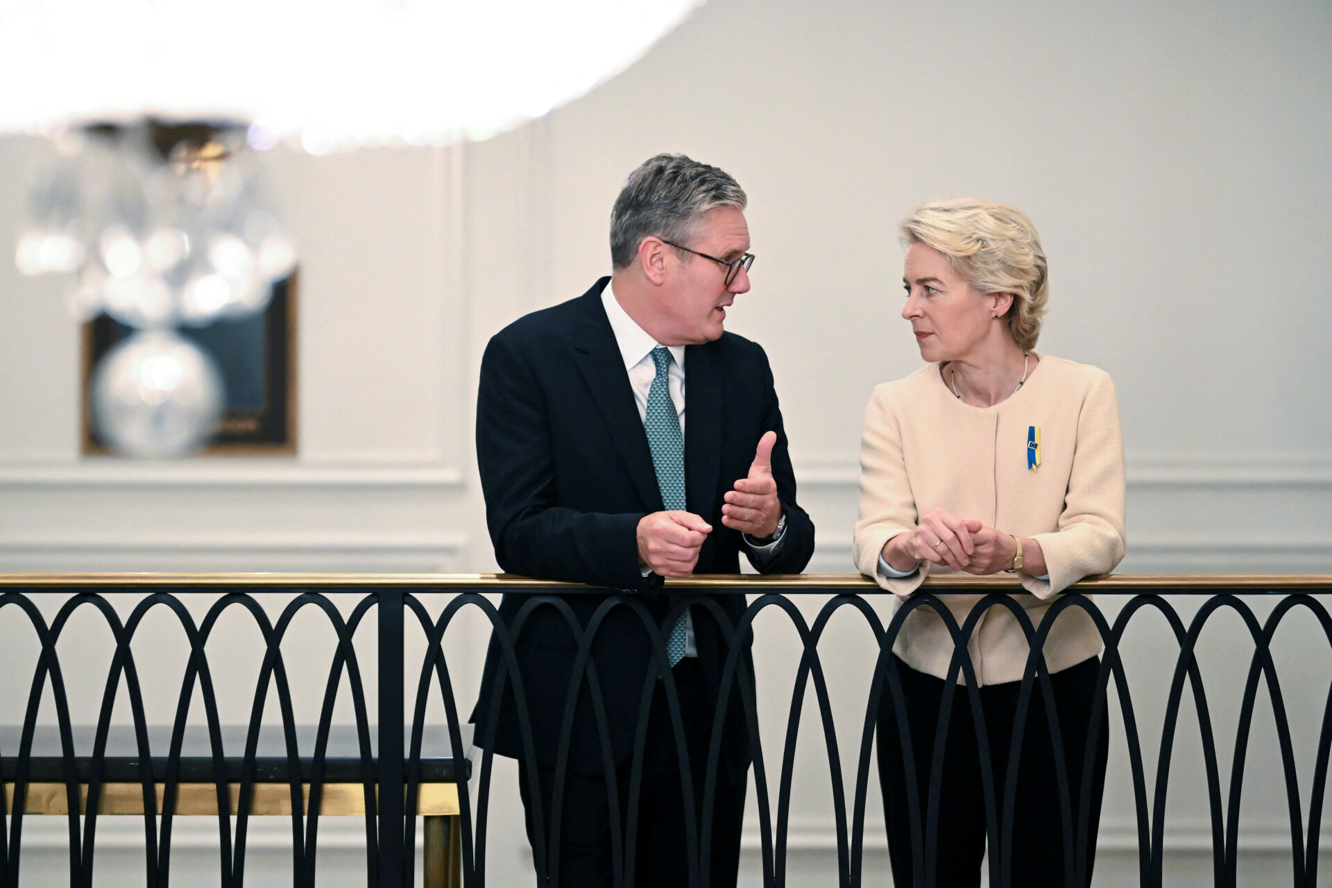 Von der Leyen către Starmer: Vom apăra interesele UE împotriva taxelor lui Trump  