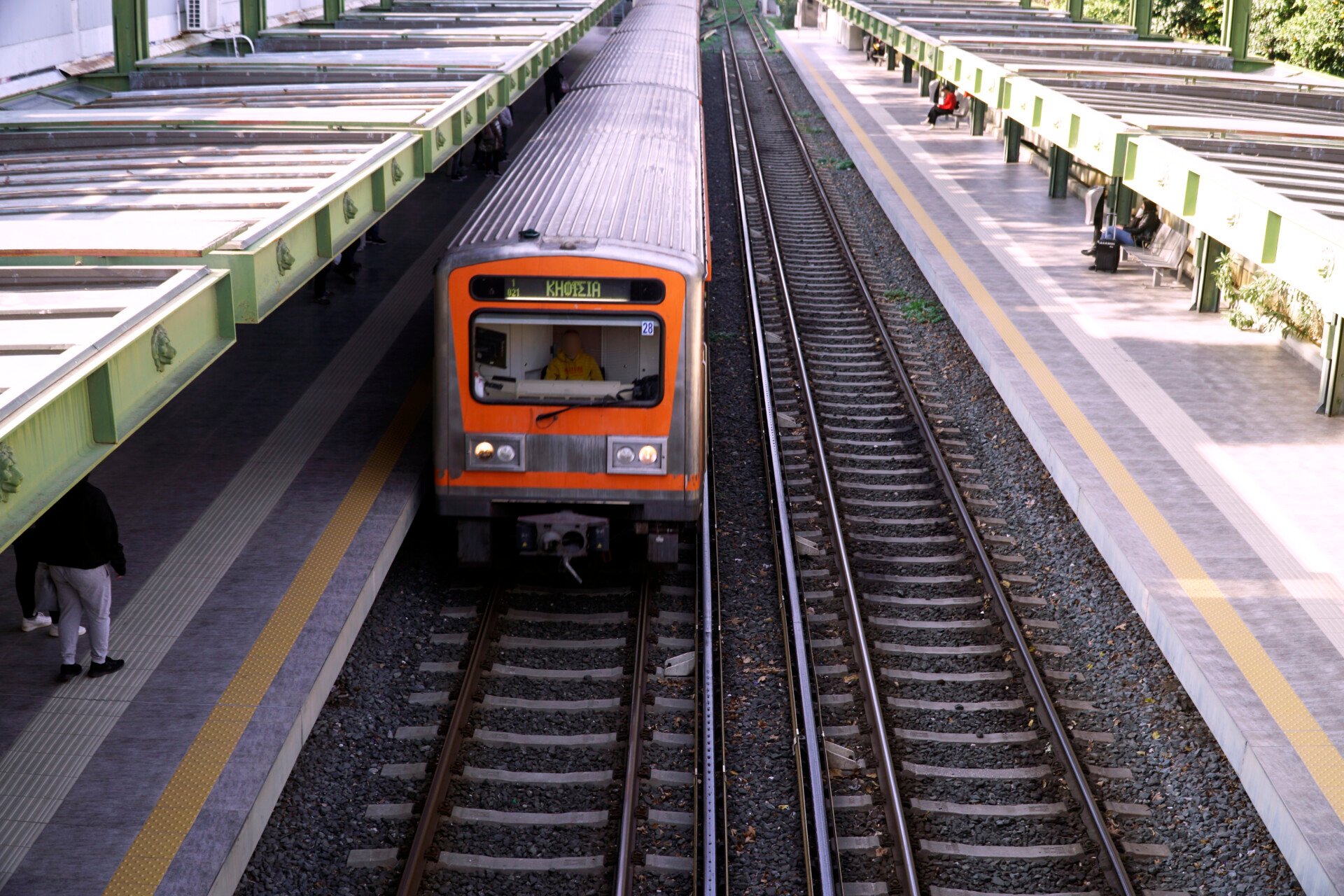 HSAP: Un adolescent de 15 ani a aruncat pietre într-un tren în mișcare în Marousi  