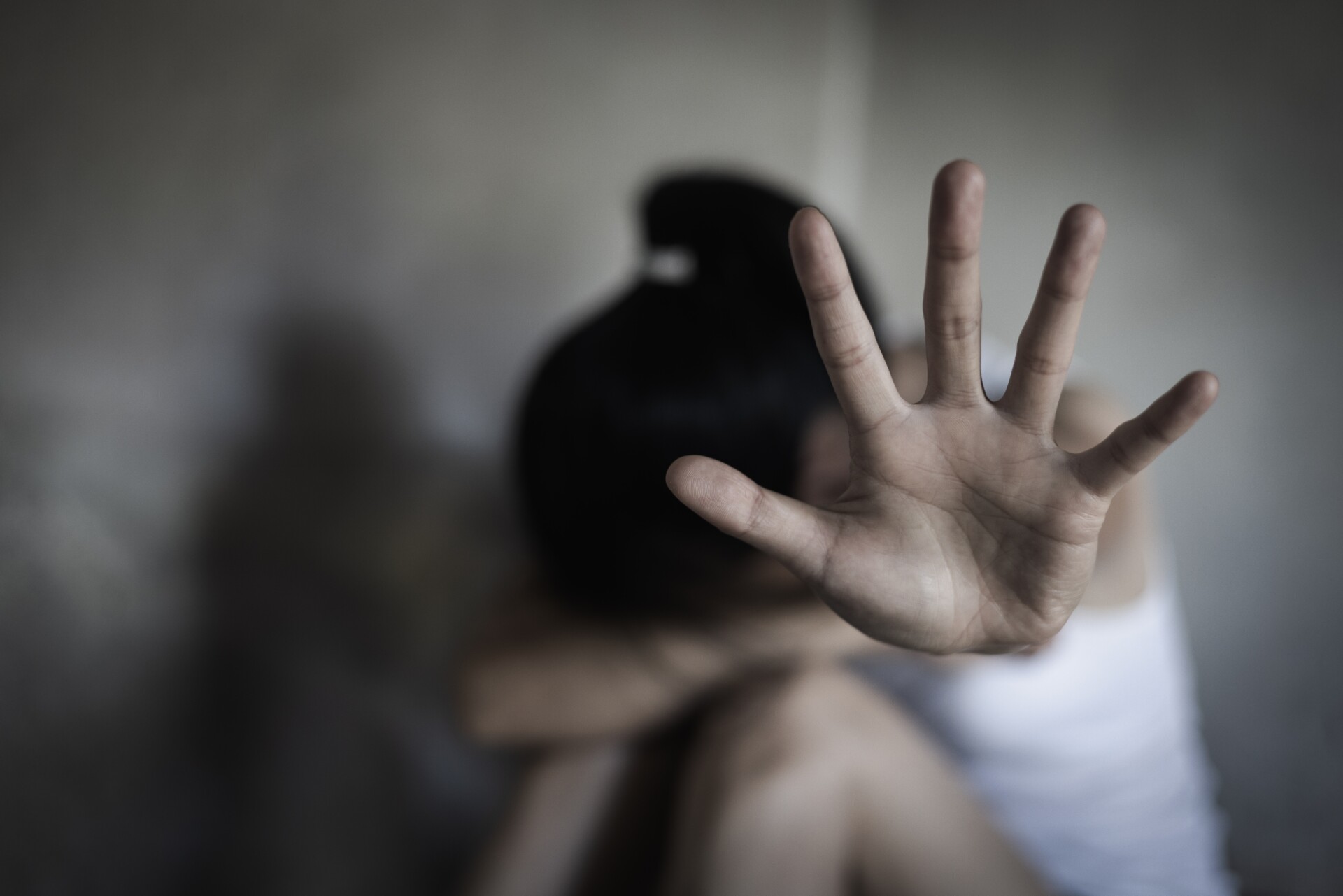 Κακουργηματικές κατηγορίες στον αστυνομικό της Βουλής για τους βιασμούς των ανηλίκων παιδιών του