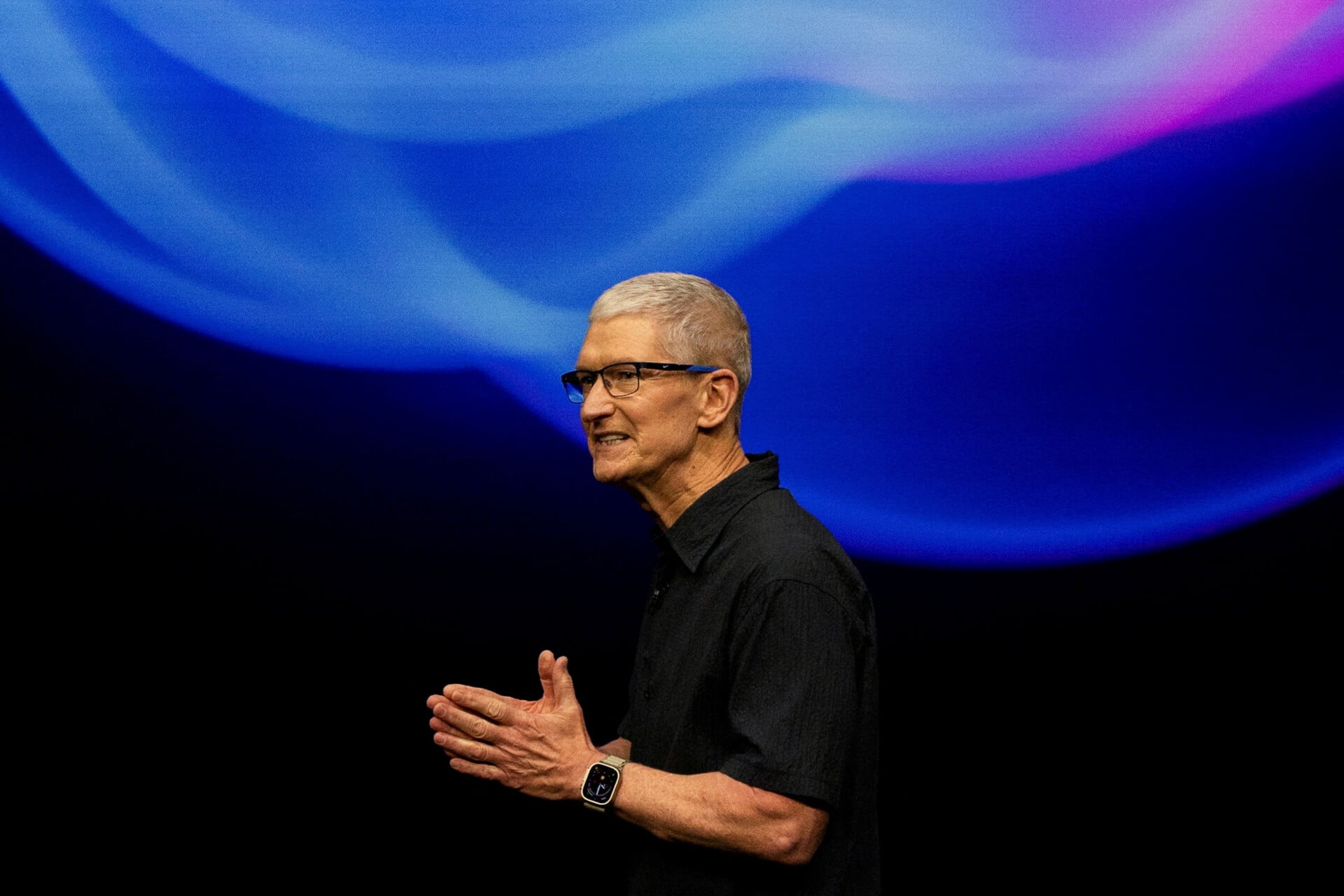 Αλλαγή ηγεσίας στην Apple: Ο Τιμ Κουκ παραδίδει τα ηνία στον Τζον Τέρνους
