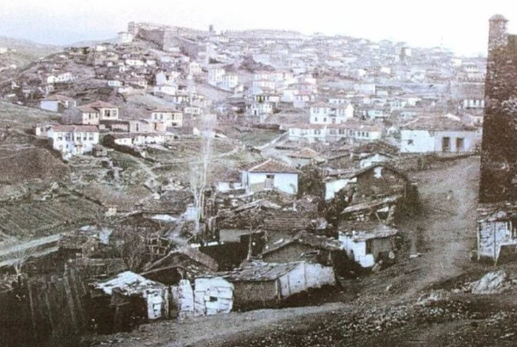 Μια παραμονή Χριστουγέννων στο Τόπαλτι της Θεσσαλονίκης: Όλοι σχεδόν σταυροκοπιούνταν, κάτι μωρά έκλαιγαν, κάποιοι σε μιαν άκρη τραγουδούσαν τον Εθνικό Ύμνο