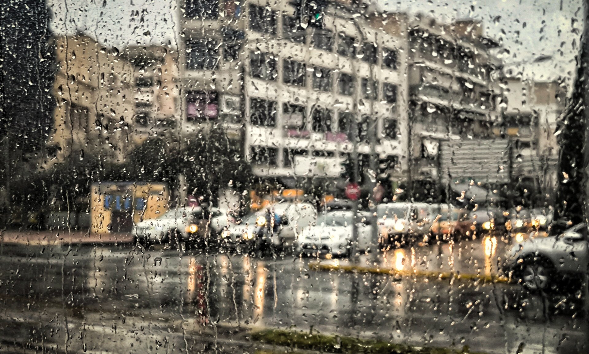 Αλλάζει το σκηνικό του καιρού: Βροχές και πτώση της θερμοκρασίας – Ποιες περιοχές επηρεάζονται