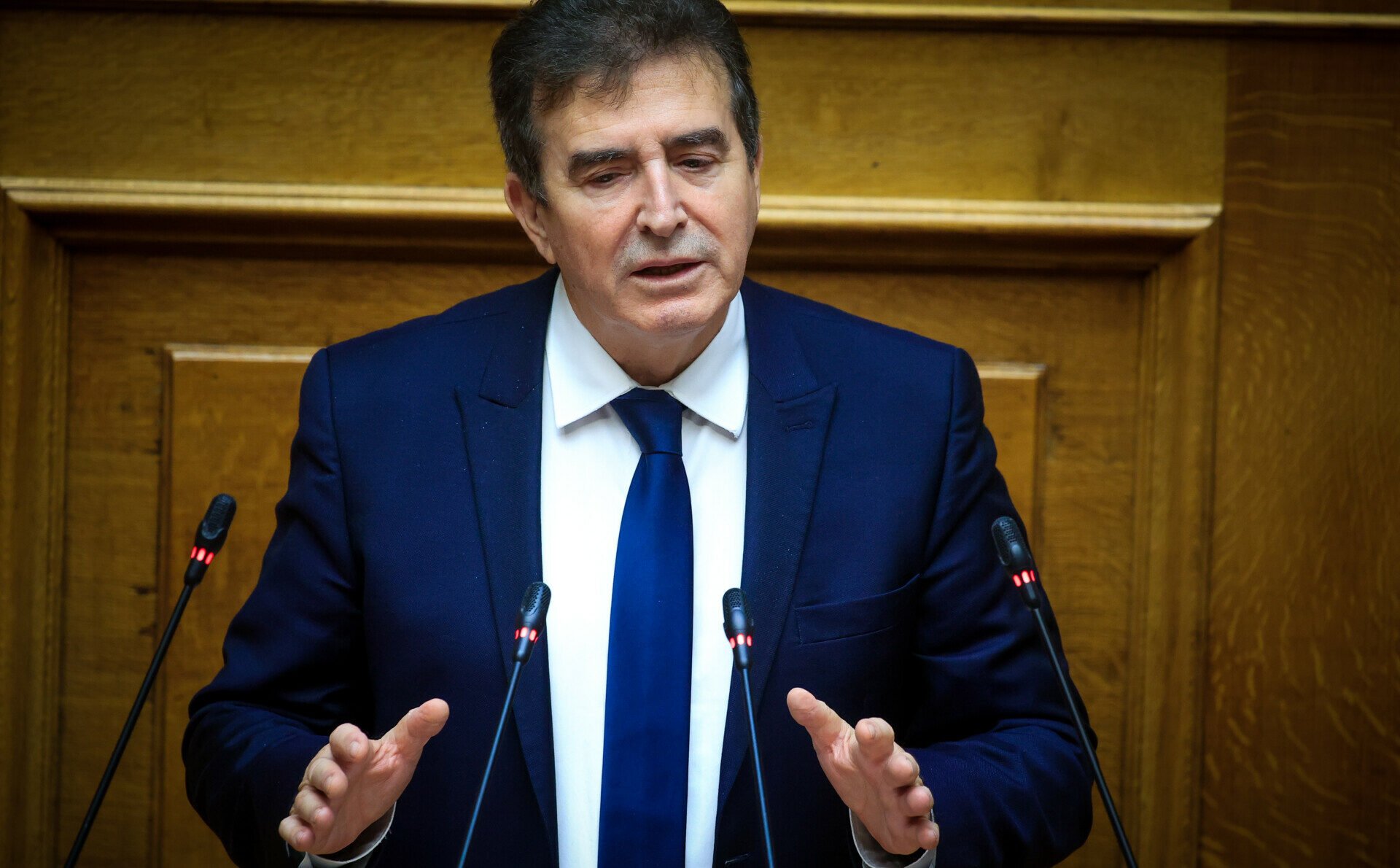 Έγκληση Χρυσοχοϊδη στον εισαγγελέα για αναφορά του ονόματος του σε δημοσιεύματα για υπόθεση εμπορίας ανθρώπων: «Συκοφαντικοί ισχυρισμοί»