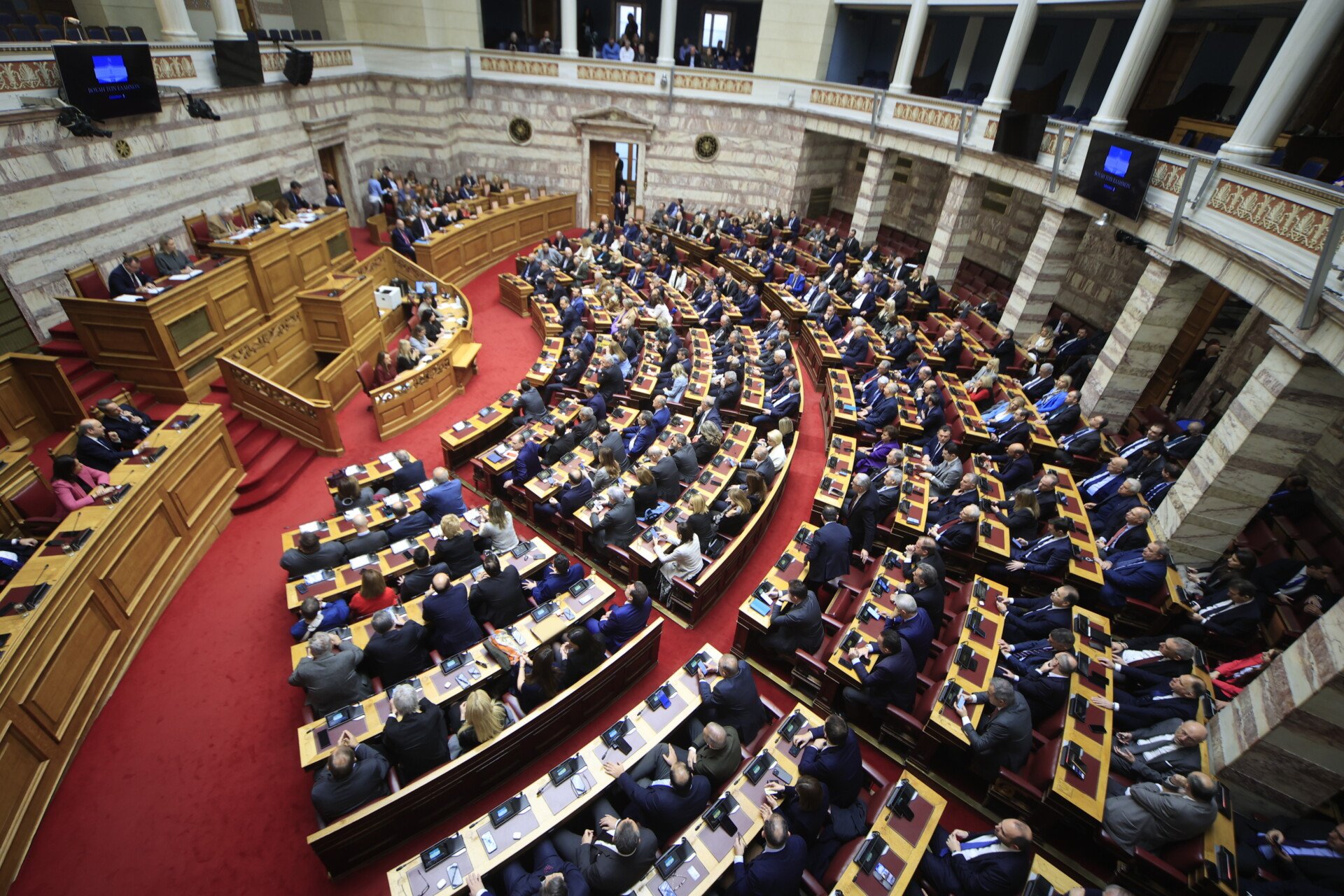 Înainte de zi – “foc” în Parlament: Astăzi este depusă propunerea de neîncredere  