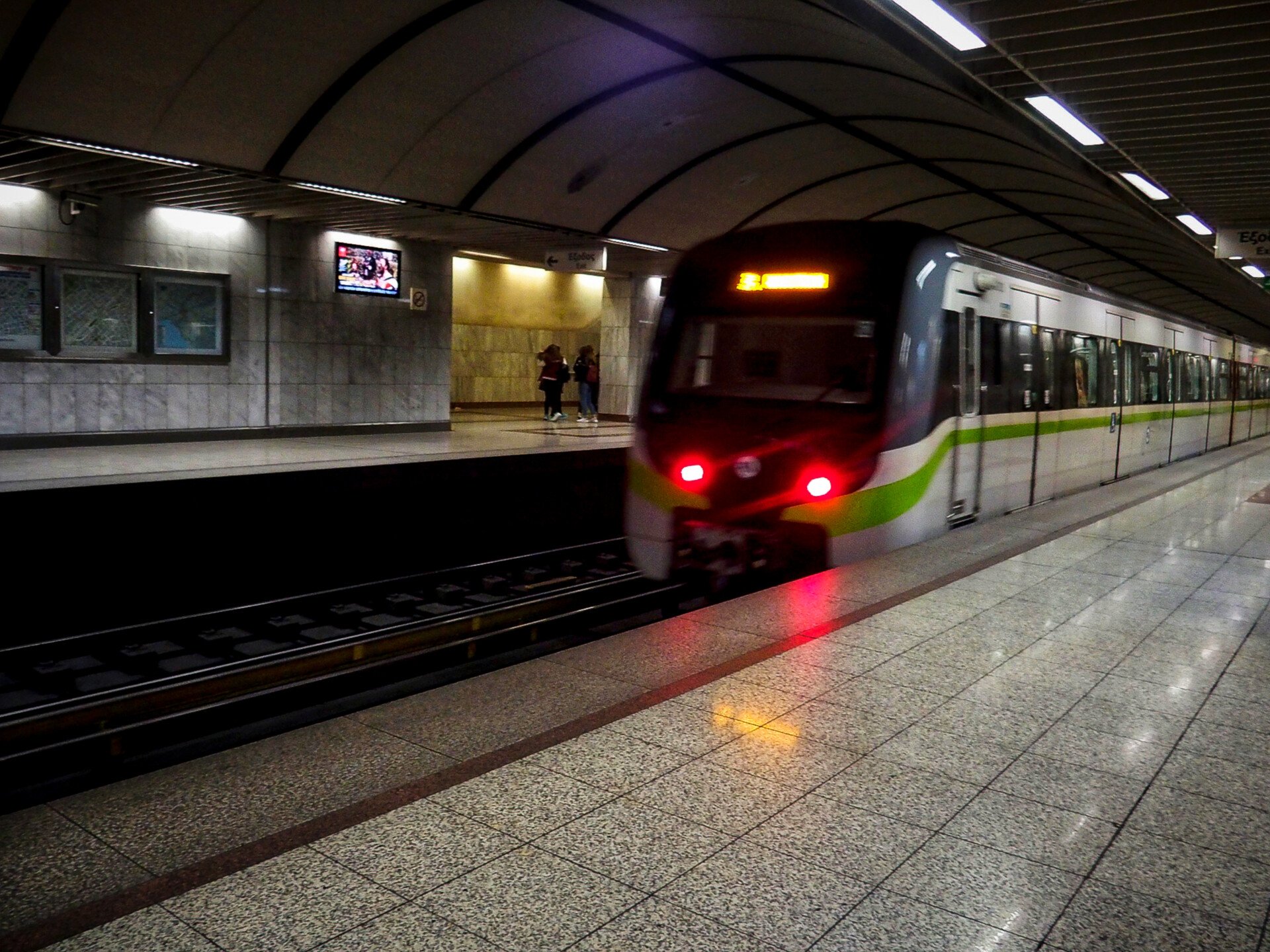 Metro: Vagonul a fost evacuat la Heliopolis, ieșea fum – Schimbări în trasee  
