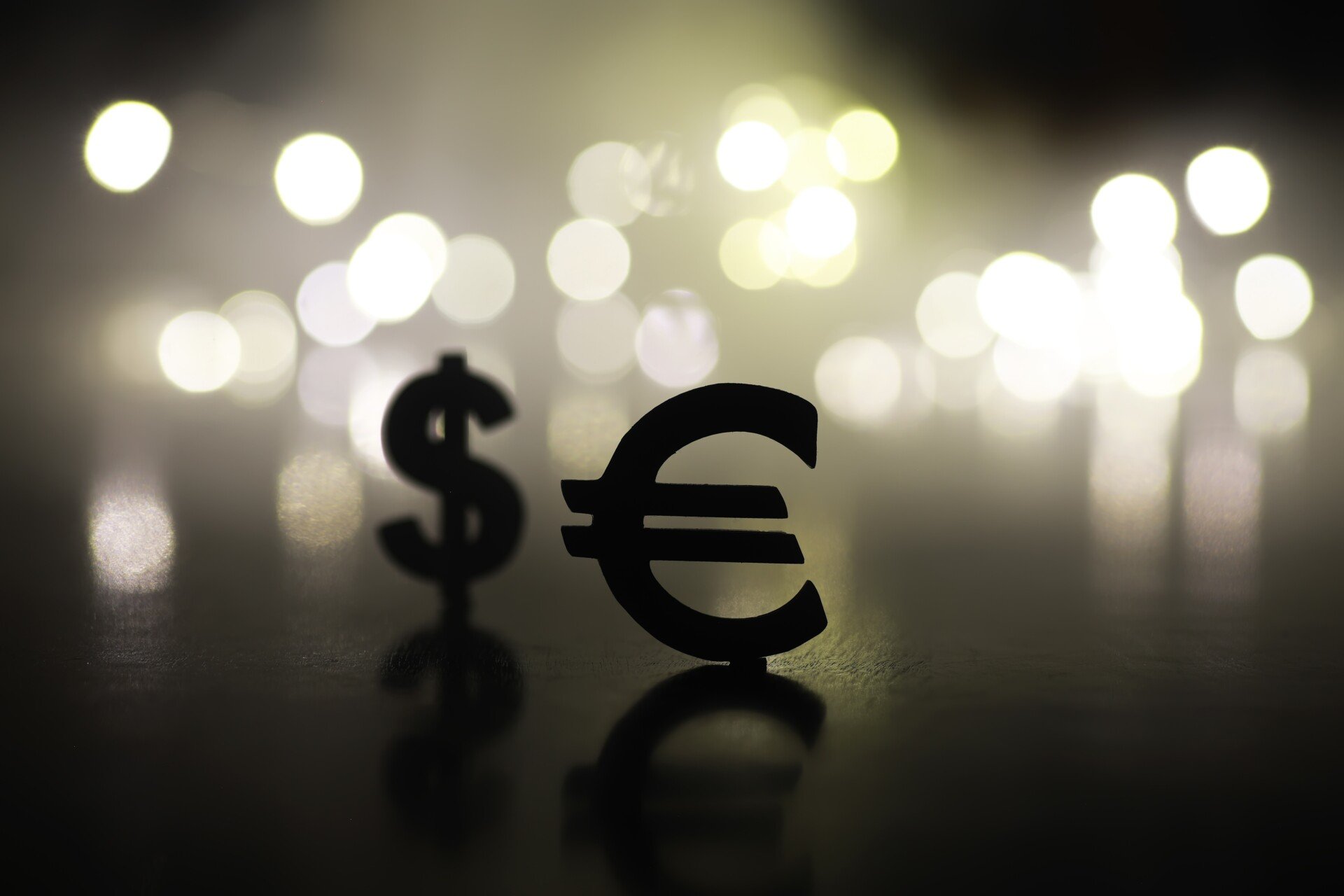Cum euro fură coroana de la dolar datorită lui…Trump  