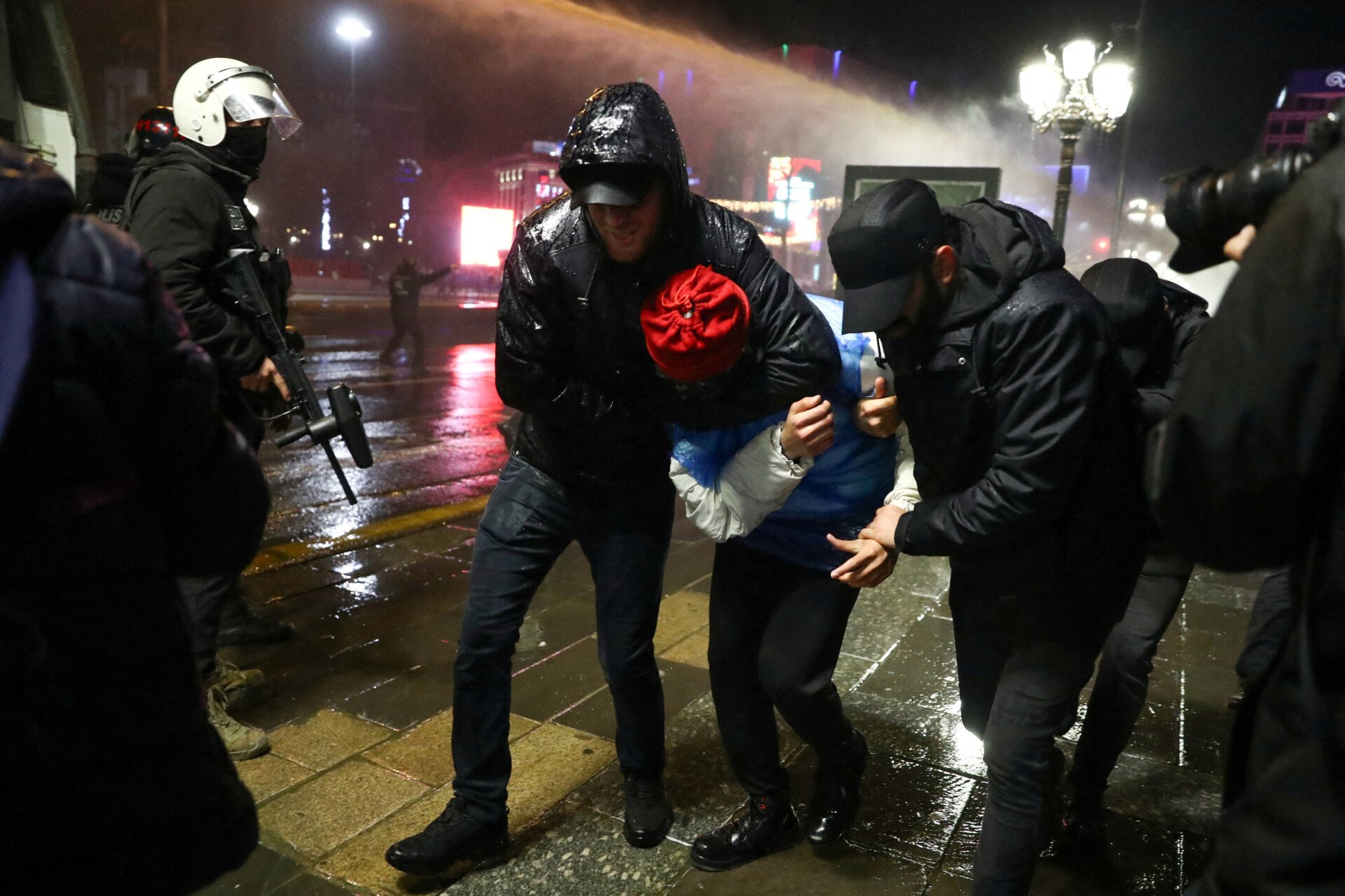 Turcia: Nouă jurnaliști arestați în timpul protestelor pentru Imamoglu  