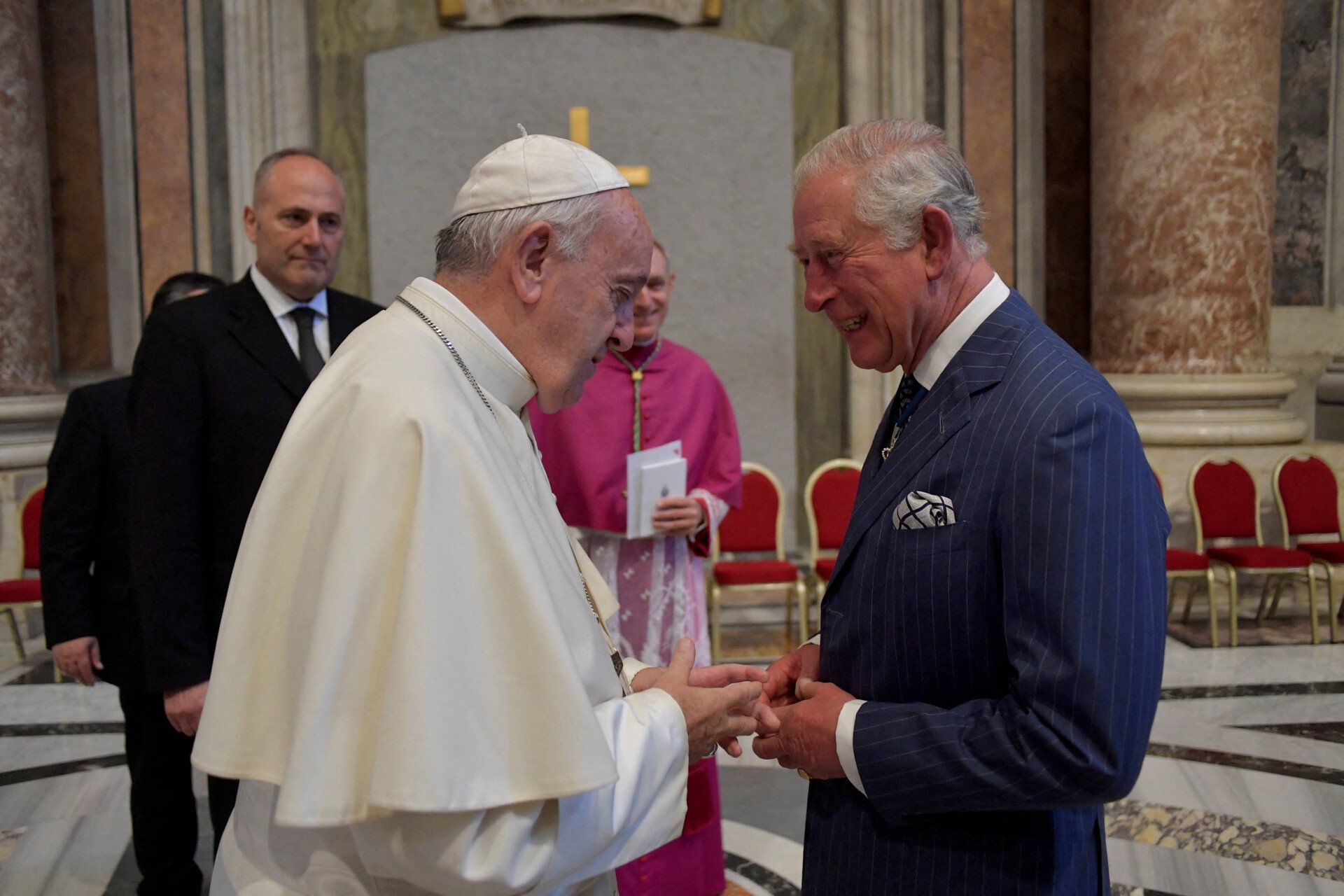 Vaticanul: Cuplul regal al Marii Britanii a vizitat Papa Francisc  