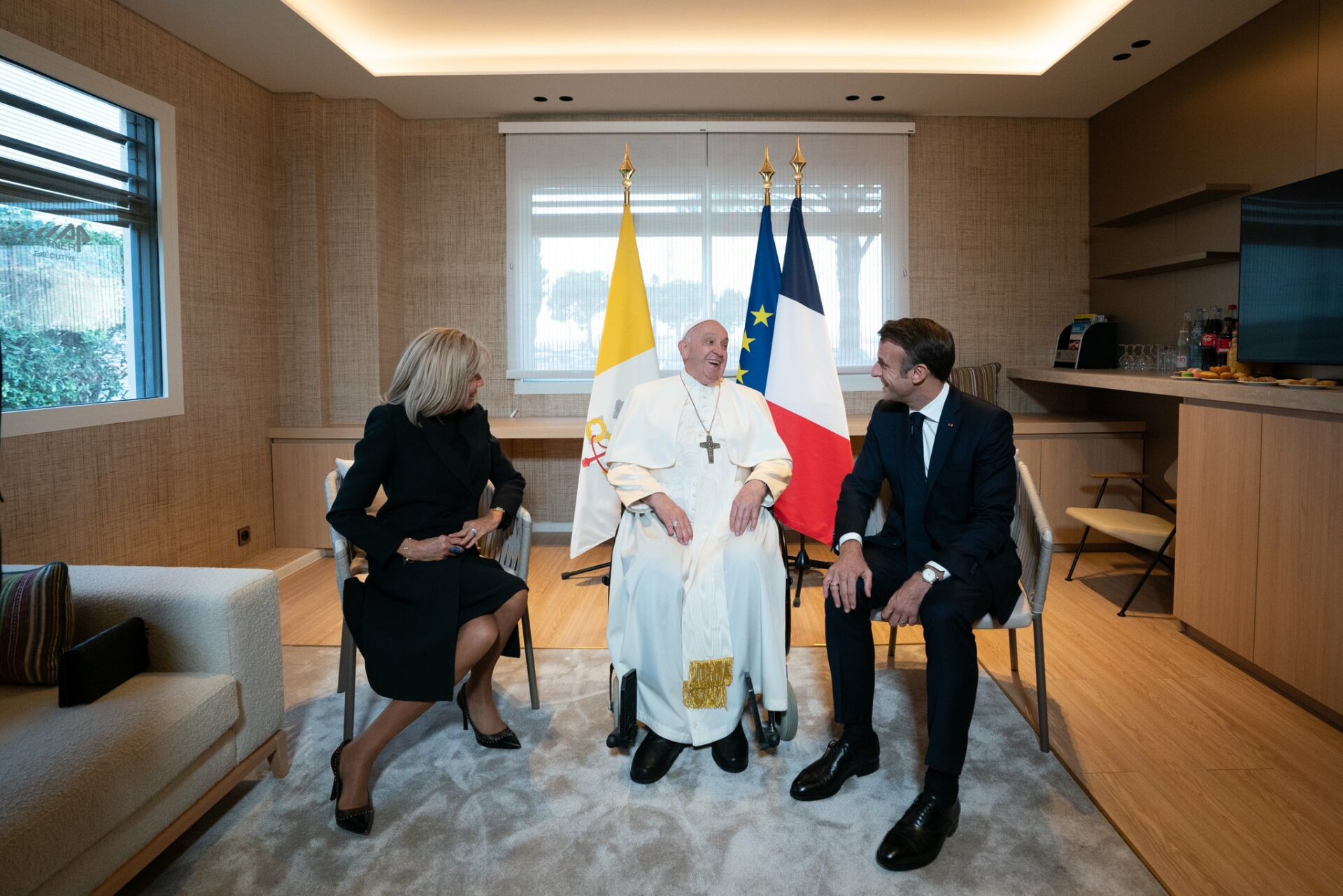 Macron pentru Papa Francisc: Biserica a dorit să aducă bucurie și speranță celor mai săraci dintre săraci  