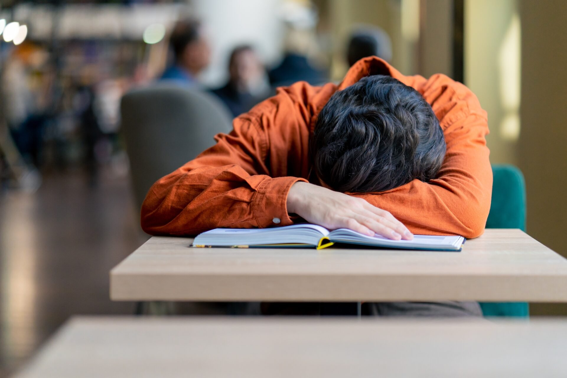 Educația în somn nu mai este doar pentru bebeluși – Școlile din SUA învață adolescenții cum să doarmă  