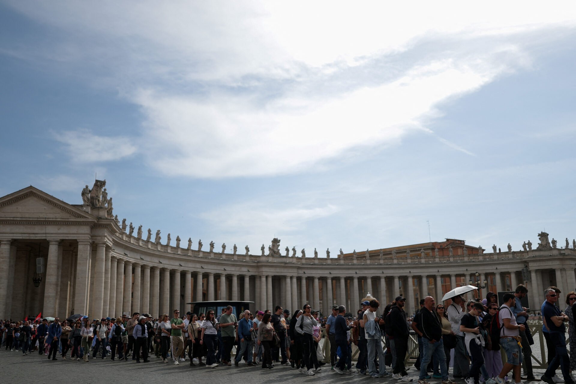 Papa Francisc: Peste 100.000 de credincioși în Piața Sfântul Petru pentru “ultimul salut  