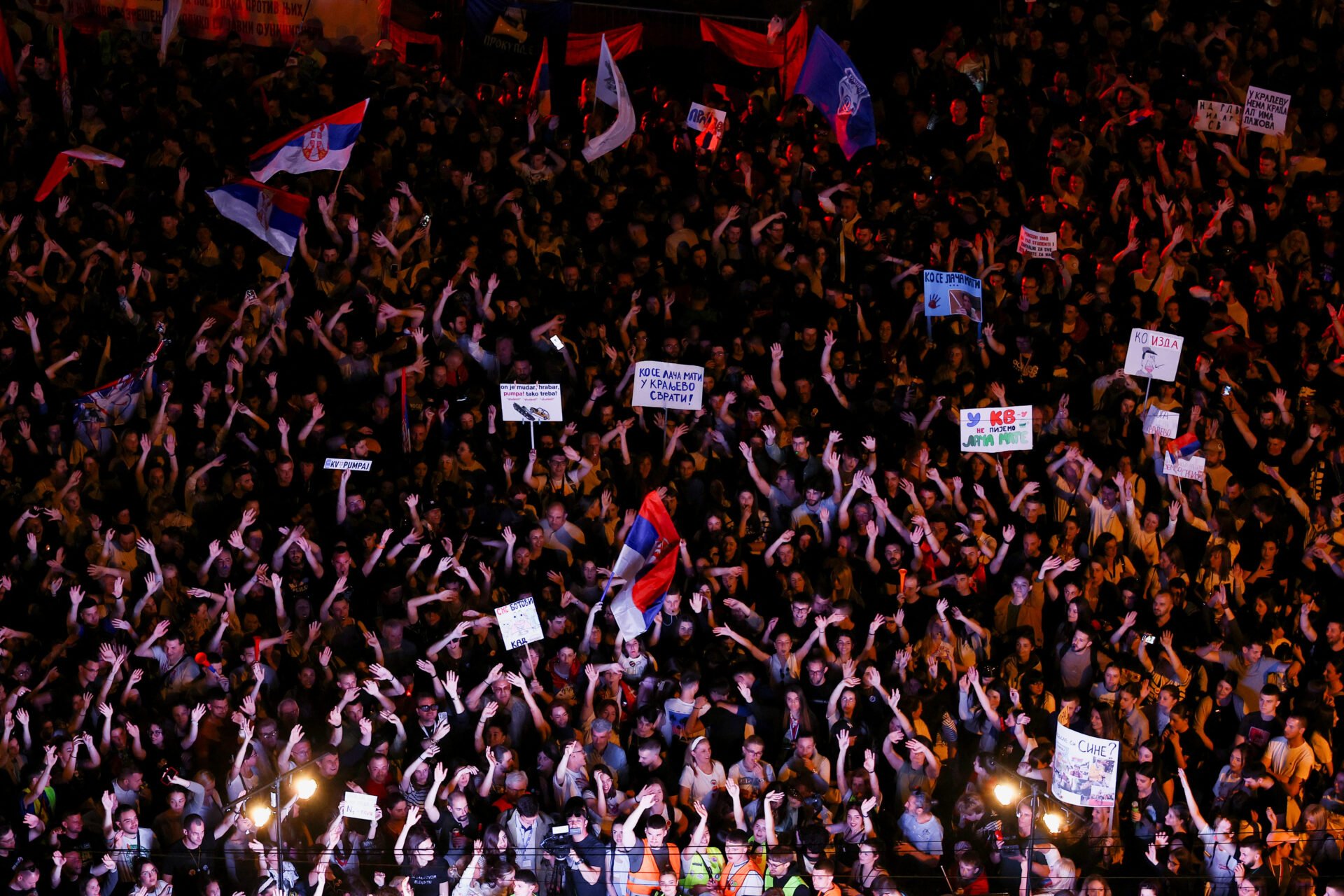 Serbia: Televiziunea de stat blocată pentru a 5-a zi de către studenți – Universitarii în vizor  