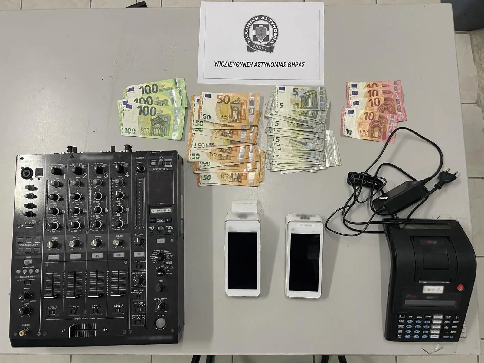 Σαντορίνη: Συλλήψεις για ηχορύπανση και κατοχή ναρκωτικών σε βίλα-χώρο νυχτερινής διασκέδασης