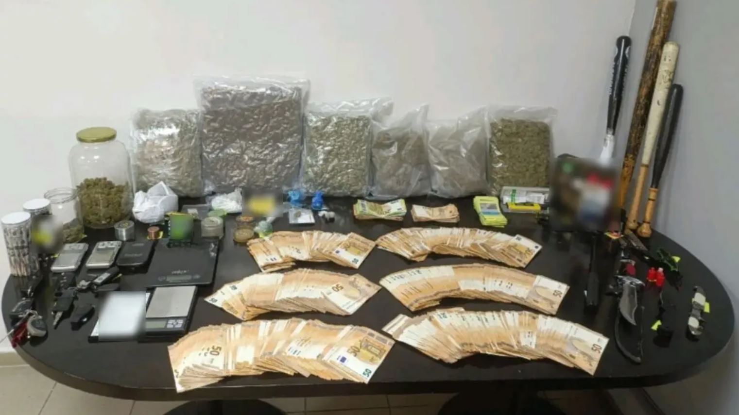 Θεσσαλονίκη: 24 οι συλλήψεις για διακίνηση ναρκωτικών σε γήπεδα – Κατασχέθηκαν ρόπαλα και φυσίγγια