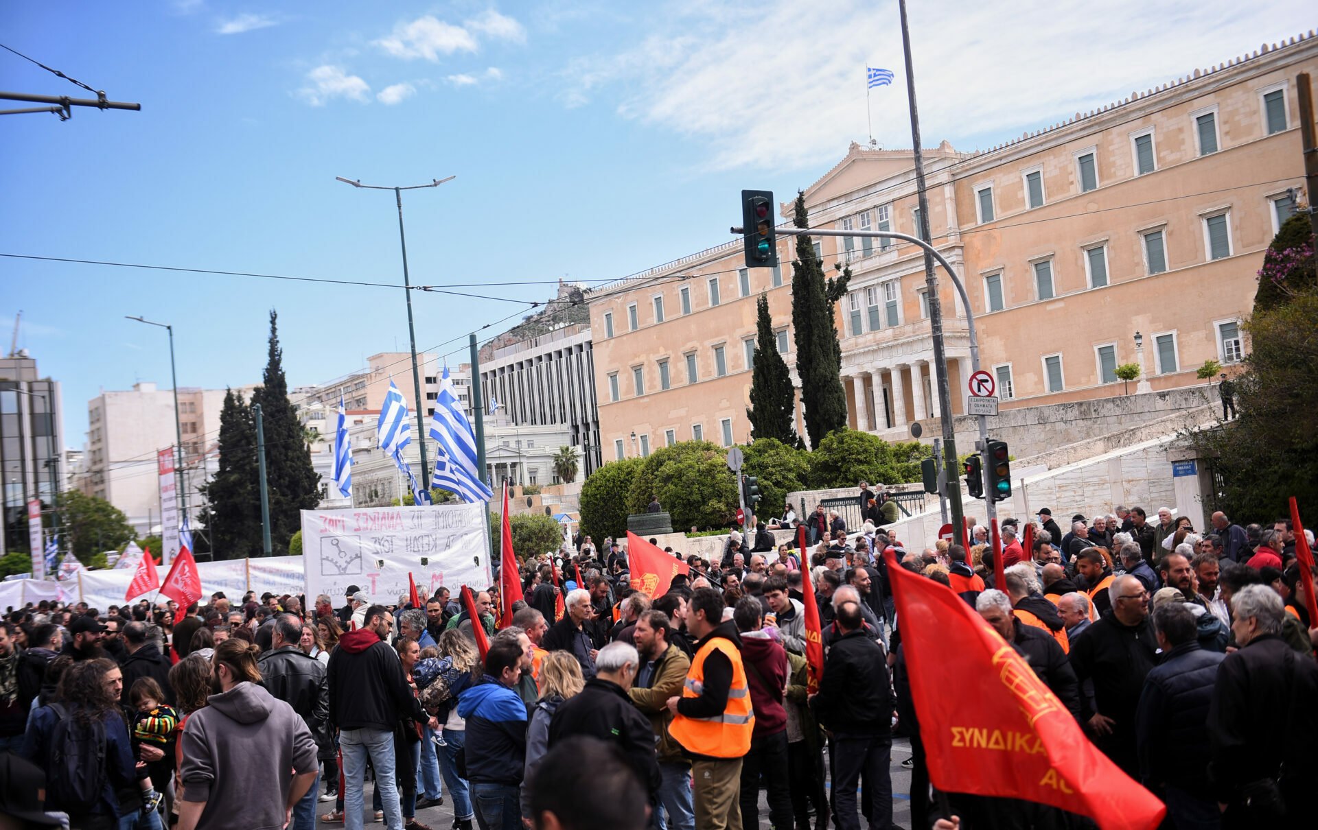 Οι εργαζόμενοι τιμούν την Εργατική Πρωτομαγιά: Σε εξέλιξη οι απεργιακές συγκεντρώσεις (φωτογραφίες και βίντεο)