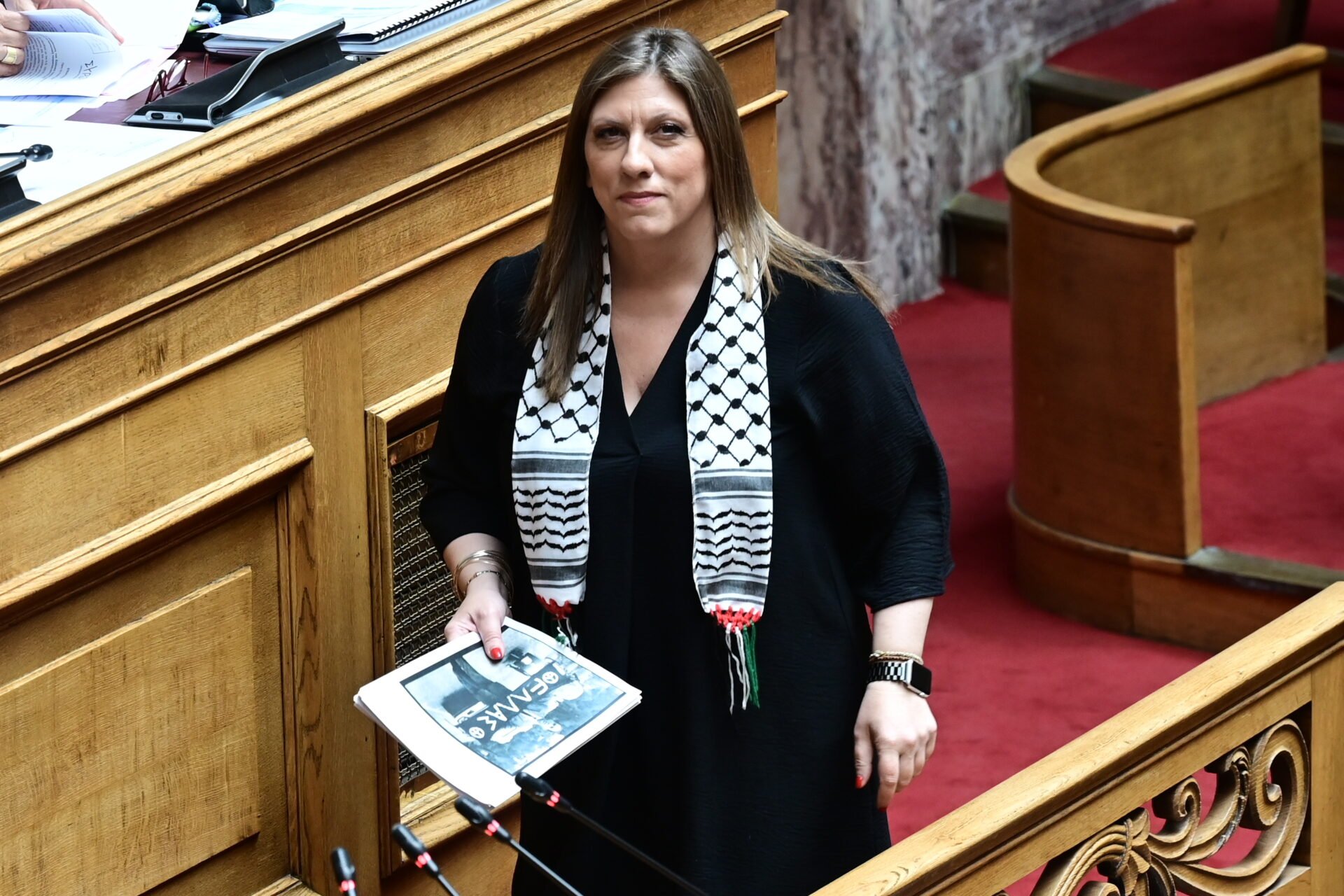 Ζωή Κωνσταντοπούλου: «Ποιος σας πληρώνει για τη Γάζα;» – Με παλαιστινιακή μαντίλα στη Βουλή