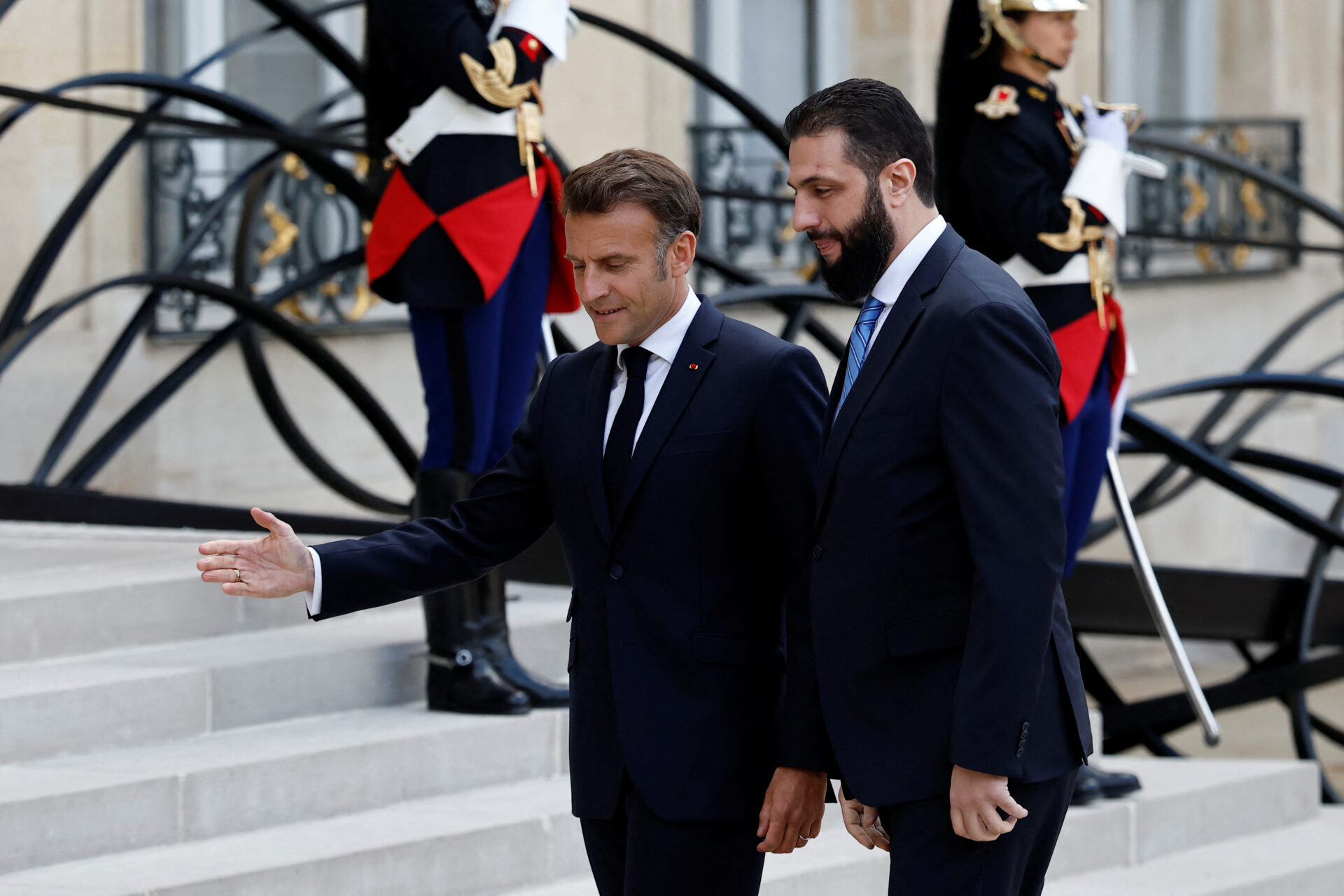 Γαλλία: Εν μέσω αντιδράσεων, ο Μακρόν υποδέχτηκε τον μεταβατικό πρόεδρο της Συρίας,